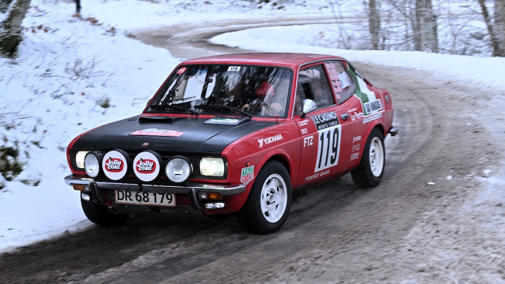 Det erfarne mandskab, Lars Hindsgaul og Arne Pagh, har placeret deres Fiat 128 Coupé fra 1972 som nr. 55 på første egentlige konkurrencedag.
(Foto: Per Vilslev)